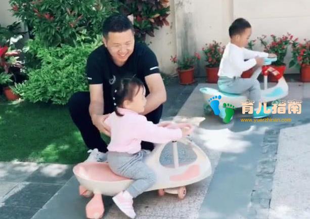 偏心奶爸”带娃火了, 这就是传说中的没事疼女儿, 保儿子