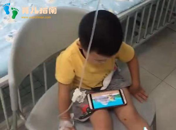 儿子住院打点滴,爸妈用手机征用”孩子床位,网友:不是亲生的