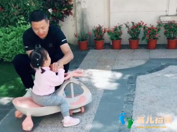 偏心奶爸”带娃火了, 这就是传说中的没事疼女儿, 保儿子
