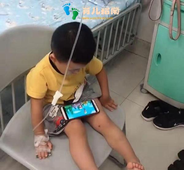 儿子住院打点滴,爸妈用手机征用”孩子床位,网友:不是亲生的