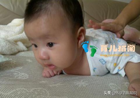 宝宝脖子淹红、哭闹不止!!抬头,就可以预防淹脖子”?