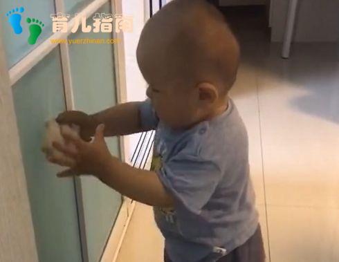 最小童工宝宝”跟着妈妈做家务走红，为了这个家也是操碎了心