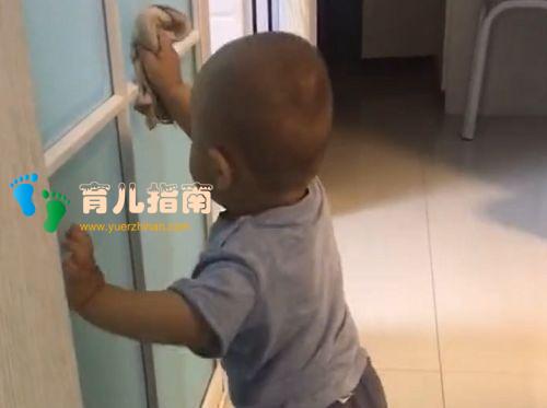最小童工宝宝”跟着妈妈做家务走红,为了这个家也是操碎了心