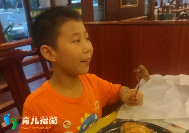 餐厅吃饭，孩子眼巴巴看着别人冰淇淋，宝妈一番话，轻松化解尴尬