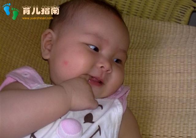 餐厅吃饭，孩子眼巴巴看着别人冰淇淋，宝妈一番话，轻松化解尴尬