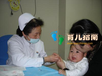 2岁宝宝走不动路,皆因奶奶的小癖好”,妈妈含泪带娃看医生