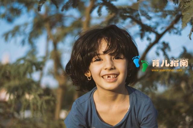 幽默的孩子是高情商的孩子，培养一个开心果”，父母做好这3点