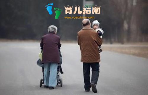 2岁宝宝走不动路,皆因奶奶的小癖好”,妈妈含泪带娃看医生