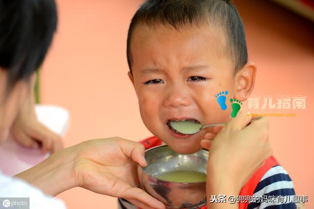 为什么别人家孩子能自己吃饭,你家却要追着喂?做好这几点不用愁