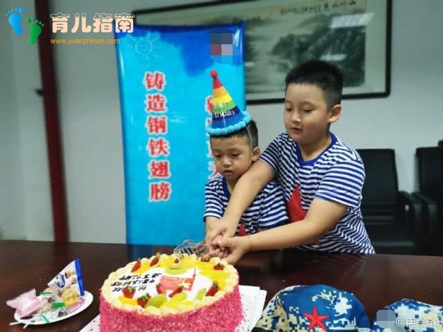 冉莹颖晒儿子军训生活照,兄弟俩变化大穿军装站军姿一个比一个帅