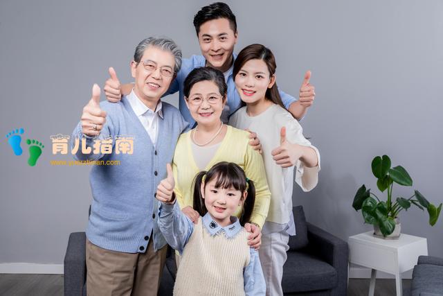 母亲和孩子在外用餐,老板看了低下头,这样的孩子没前途