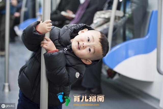 熊孩子地铁惹得众怒,真的是什么样的家长,就有什么样的孩子