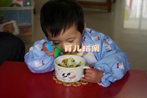 2岁宝宝走不动路,皆因奶奶的小癖好”,妈妈含泪带娃看医生