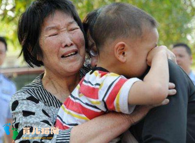 人贩子大街上抱娃”就跑,4岁女娃冷静应对,人贩害怕赶紧放人