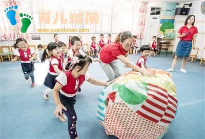 上幼儿园后还穿这4种衣服,不仅会让老师觉得反感,孩子也很受罪