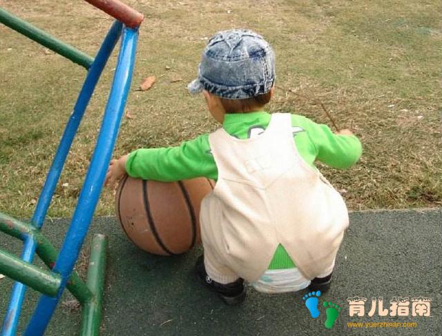 上幼儿园后还穿这4种衣服,不仅会让老师觉得反感,孩子也很受罪