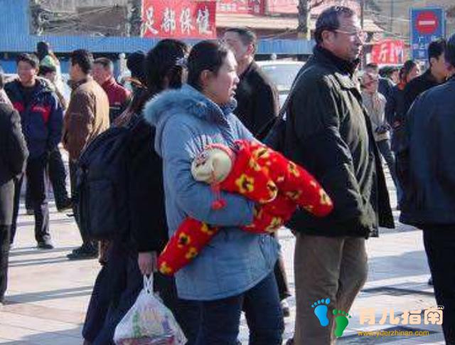 人贩子大街上抱娃”就跑,4岁女娃冷静应对,人贩害怕赶紧放人