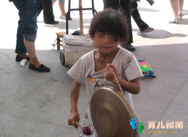 人贩子大街上抱娃”就跑,4岁女娃冷静应对,人贩害怕赶紧放人