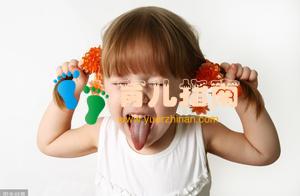 5岁熊孩子在电梯蹦蹦跳跳，妈妈：孩子小不懂事，被00后反呛