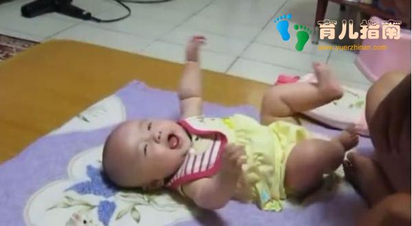 宝宝啃自己的小脚丫，爸爸把脚伸过去，宝宝1个反应萌翻了