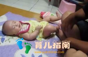 宝宝啃自己的小脚丫，爸爸把脚伸过去，宝宝1个反应萌翻了