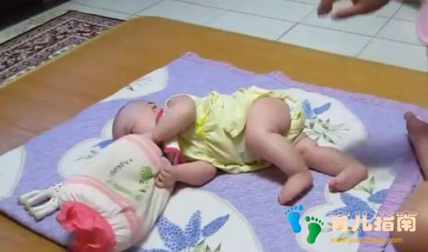 宝宝啃自己的小脚丫，爸爸把脚伸过去，宝宝1个反应萌翻了