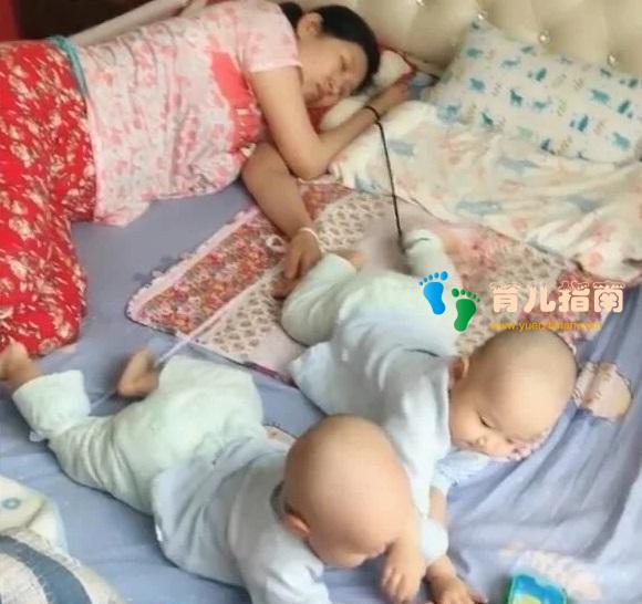妈妈累了要睡觉,为防止双胞胎宝宝摔下去,宝妈做法惹争议