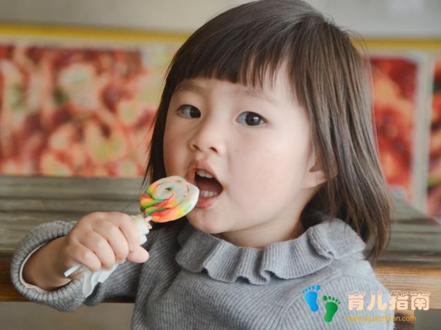 以为孩子偷偷摸摸恰独食”，找来一问，被萌翻了一脸