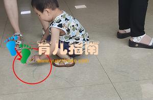 公共场合，男童用彩笔在地上乱画，宝妈视而不见，大爷一番话被赞