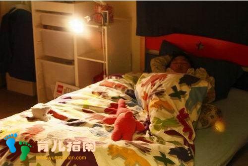 小孩总是怕黑，要开灯才能睡觉？专家：开灯睡导致孩子生长发育慢