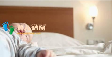 小孩总是怕黑，要开灯才能睡觉？专家：开灯睡导致孩子生长发育慢