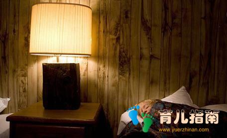 小孩总是怕黑，要开灯才能睡觉？专家：开灯睡导致孩子生长发育慢