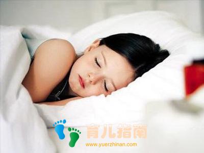 小孩总是怕黑，要开灯才能睡觉？专家：开灯睡导致孩子生长发育慢