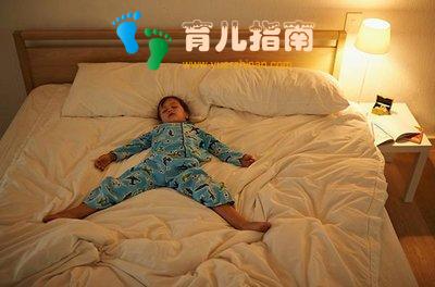 小孩总是怕黑，要开灯才能睡觉？专家：开灯睡导致孩子生长发育慢