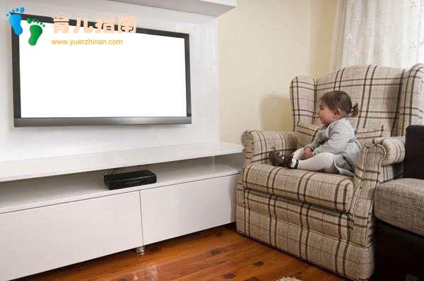 科学研究:电视带大”的孩子易孤僻,而且影响大脑和身高发育