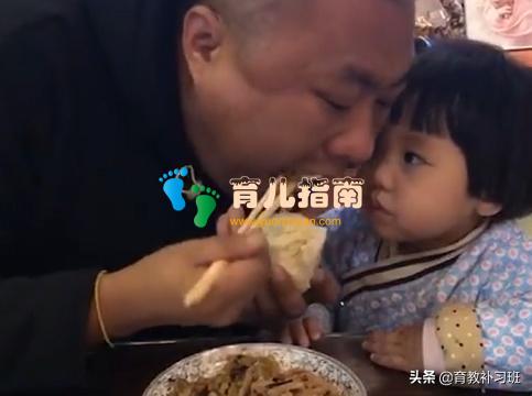 专业坑娃奶爸”带娃一起吃饭火了,娃一脸疑惑:这是人干的事吗
