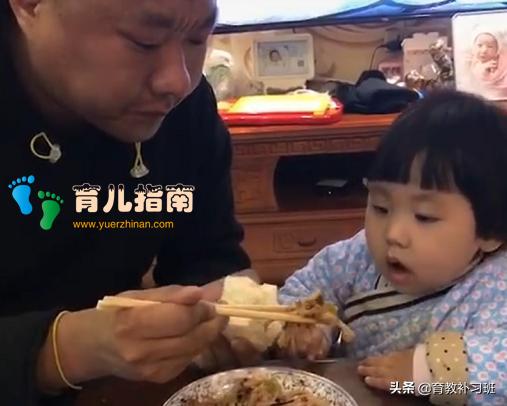 专业坑娃奶爸”带娃一起吃饭火了,娃一脸疑惑:这是人干的事吗