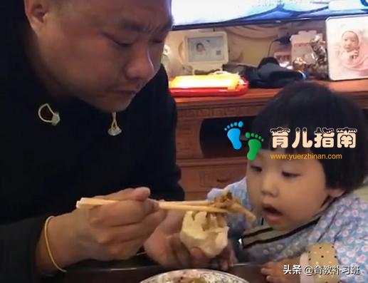 专业坑娃奶爸”带娃一起吃饭火了,娃一脸疑惑:这是人干的事吗