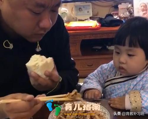 专业坑娃奶爸”带娃一起吃饭火了,娃一脸疑惑:这是人干的事吗