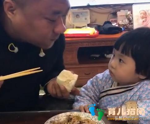 专业坑娃奶爸”带娃一起吃饭火了,娃一脸疑惑:这是人干的事吗