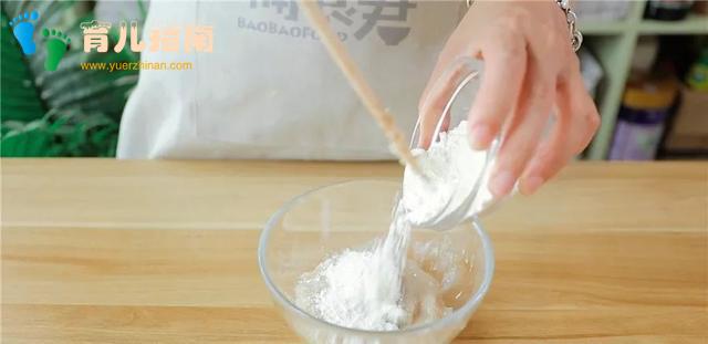 辅食：宝宝8个月还只吃米糊？不如试试这个，手不沾面拌一拌就好