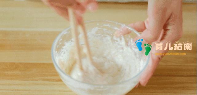 辅食：宝宝8个月还只吃米糊？不如试试这个，手不沾面拌一拌就好