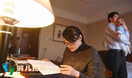 孩子出生后没亲自带孩子,这位宝妈后悔:怎么做,孩子都跟我不亲