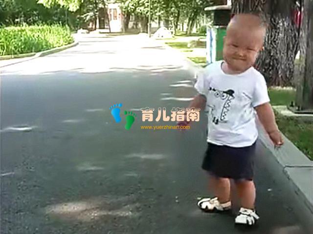 宝宝先瞄准”路肩再坐下,逗笑周边的大人们,网友:骗我生孩子