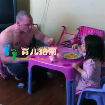 把孩子交给孩子爸带之后，整个画风都变了，网友：妈妈看后都笑了