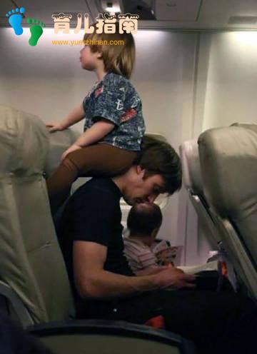 把孩子交给孩子爸带之后，整个画风都变了，网友：妈妈看后都笑了