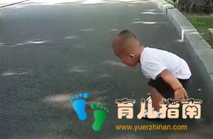 宝宝先瞄准”路肩再坐下,逗笑周边的大人们,网友:骗我生孩子