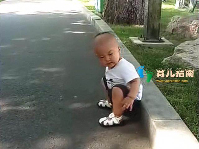 宝宝先瞄准”路肩再坐下,逗笑周边的大人们,网友:骗我生孩子
