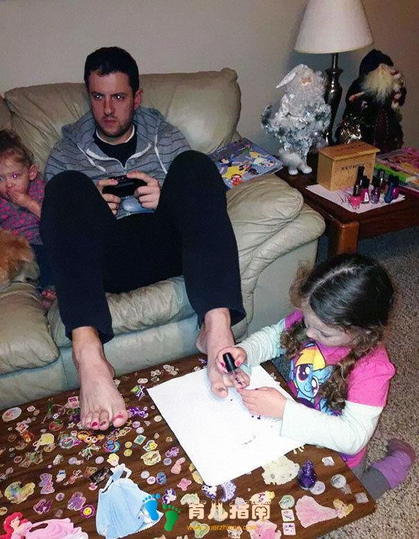 把孩子交给孩子爸带之后，整个画风都变了，网友：妈妈看后都笑了