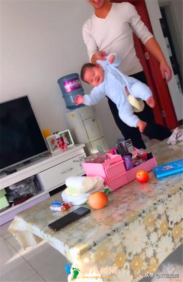 爸爸拎着宝宝出来见老婆，萌娃一脸无辜，网友：求心理面积